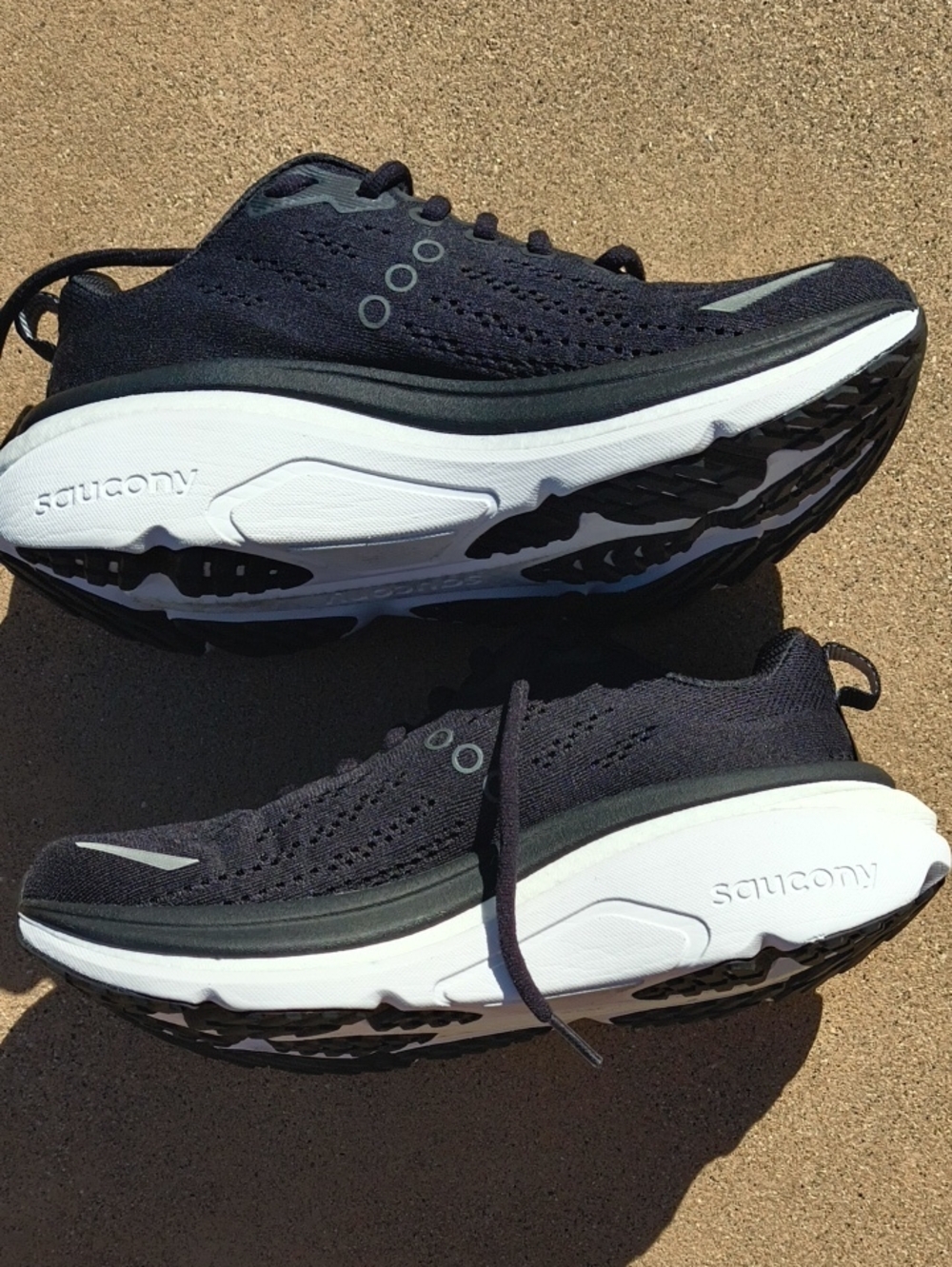 Saucony Hurricane 25 Running Shoes in Black White Women's Size 7.5 WIDE Width